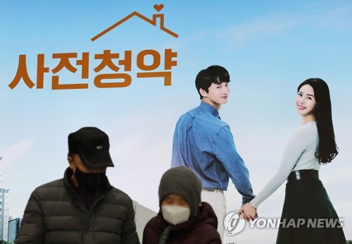3기 신도시 대상 공공분양 일반공급과 신혼희망타운 4차 사전청약 접수가 시작된 지난 2022년 1월 17일 경기도 남양주시 별내동에 마련된 남양주 현장접수처를 찾은 시민들이 청약 상담을 받기 위해 이동하고 있다.  연합뉴스